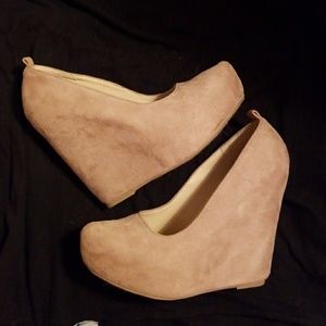 NWOT Tan SODA wedges